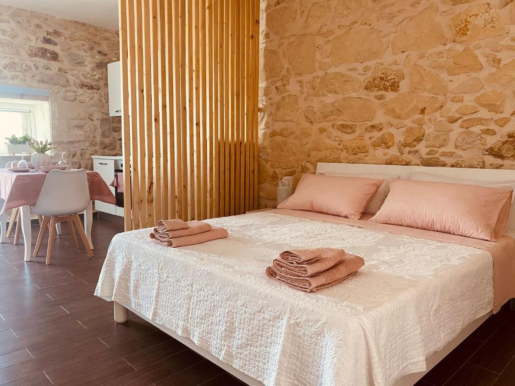 una camera da letto con un letto e due asciugamani di Mary Home Sicily Deluxe a Ragusa