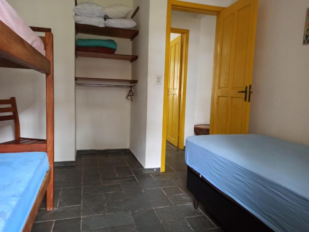 een slaapkamer met 2 stapelbedden en een kast bij CONDOMINIO COLONIAL APARTAMENTOS 150M DA PRAIA in Bombinhas