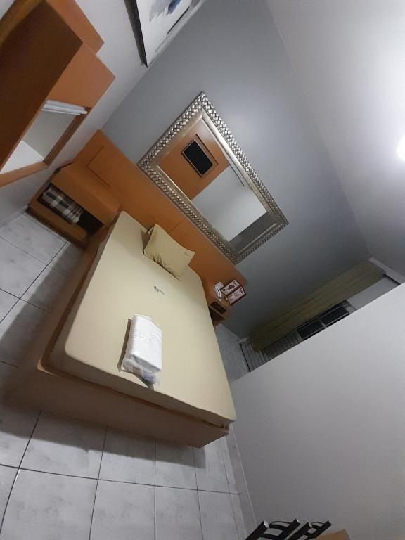 una vista sul soffitto di una camera con un letto di Motel reality a San Paolo