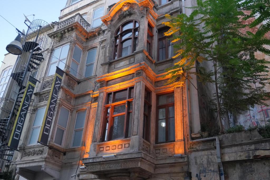 - un grand bâtiment avec des lumières orange dans l'établissement Adamantides Hotel, à Istanbul