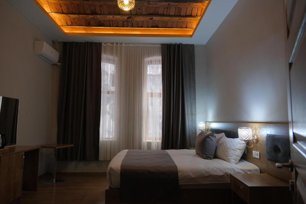 Postel nebo postele na pokoji v ubytování Adamantides Hotel