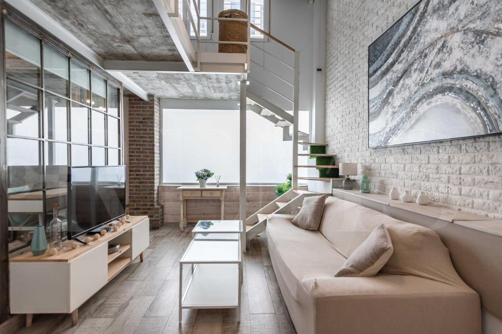 Bright duplex loft next to the city center by REMS