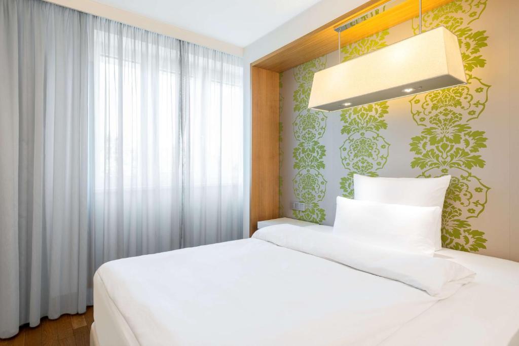 Cama ou camas em um quarto em NH Frankfurt Messe