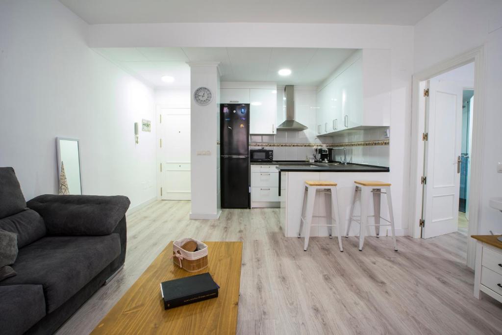 a living room with a couch and a kitchen at Saras in Les Cases d'Alcanar