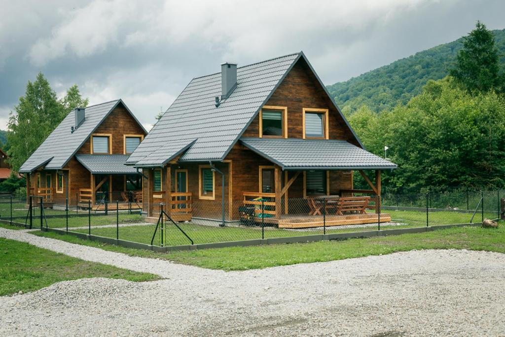 uma casa de madeira com um telhado de gambrel em em Bieszczadzka Ostoja em Wetlina