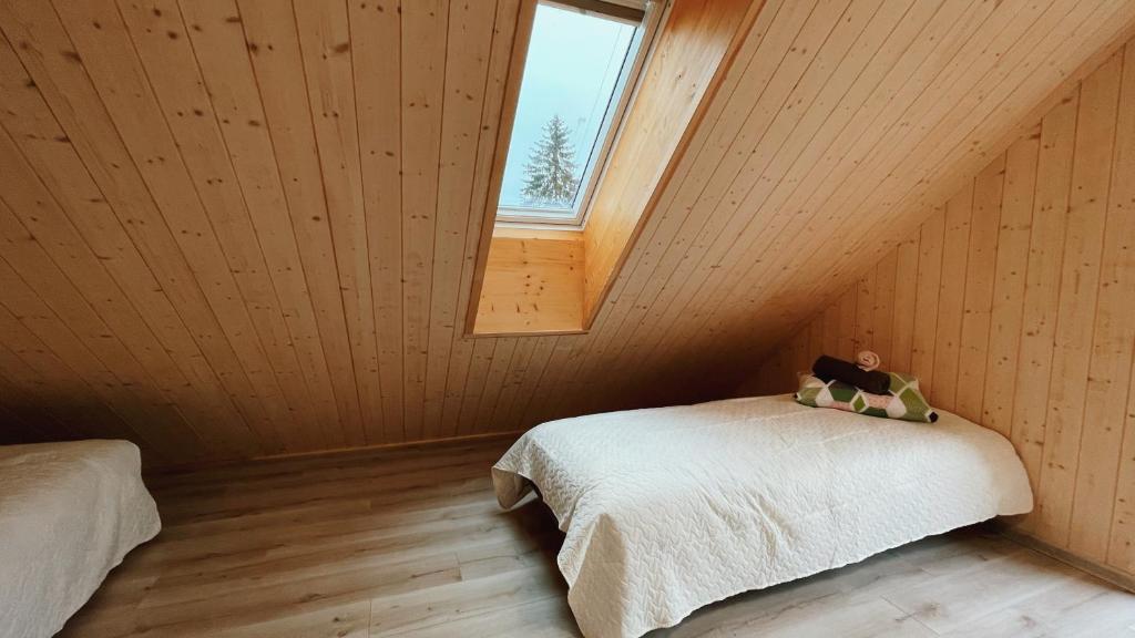 een slaapkamer met een bed in een kamer met een raam bij Pihlaka Jahimaja 