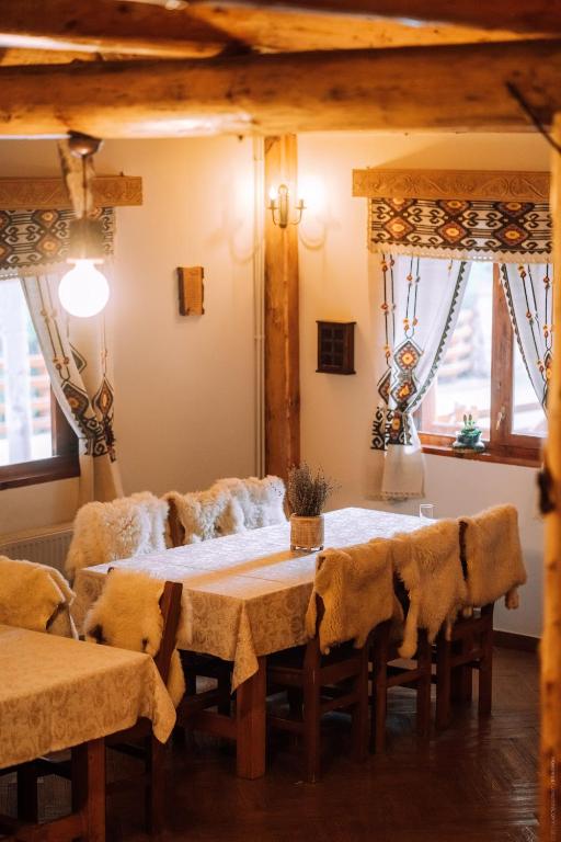 Posezení v ubytování Casa Cheile Dâmbovicioarei - Cabana 1