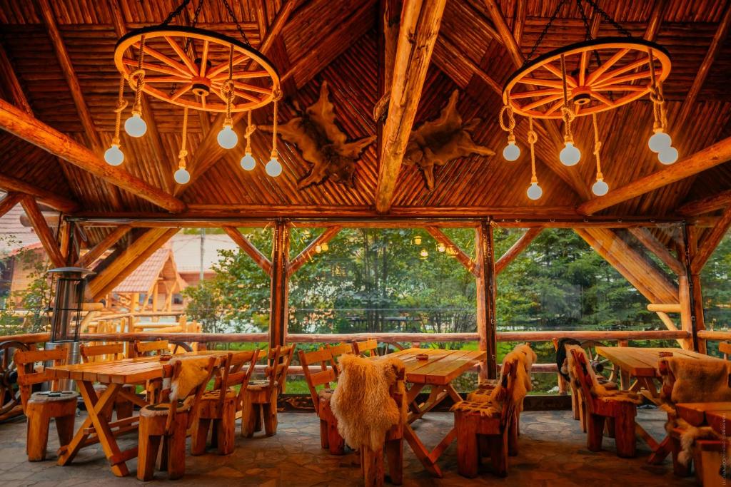 Restaurace v ubytování Casa Cheile Dâmbovicioarei - Cabana 1