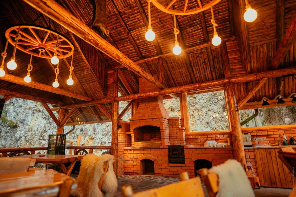 Posezení v ubytování Casa Cheile Dâmbovicioarei - Cabana 1