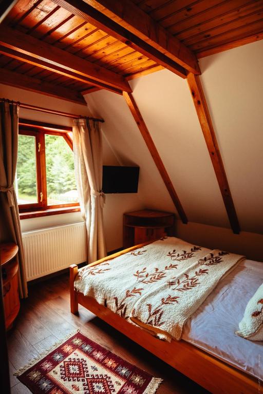 Postel nebo postele na pokoji v ubytování Casa Cheile Dâmbovicioarei - Cabana 1