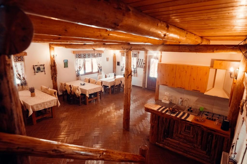 Restaurace v ubytování Casa Cheile Dâmbovicioarei - Cabana 1