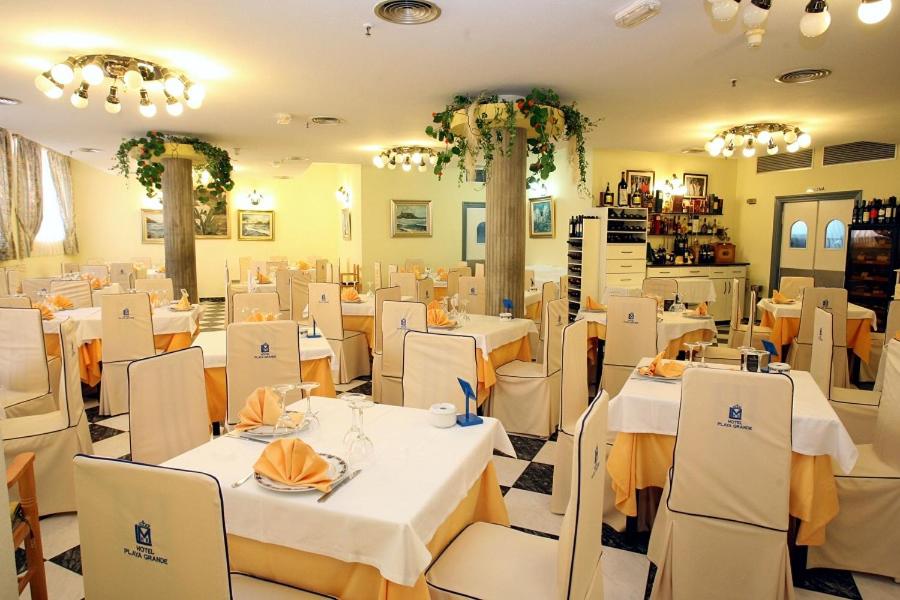 Restaurace v ubytování Hotel Playa Grande