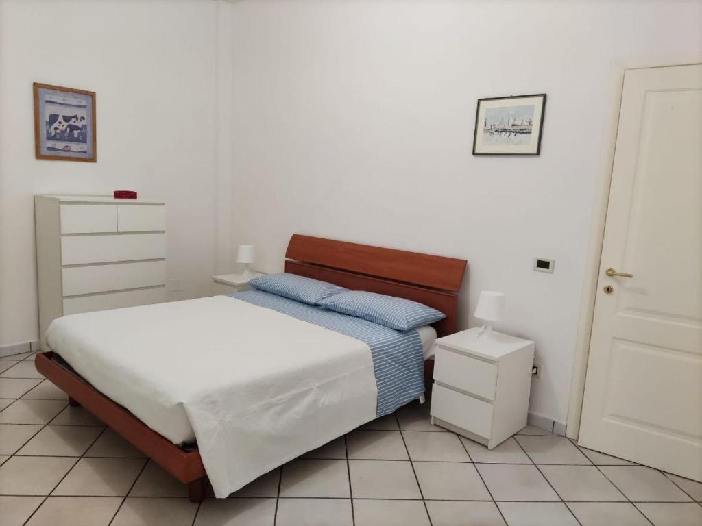 a bedroom with a bed and a dresser at Appartamento La Fisarmonica Recanati in Recanati