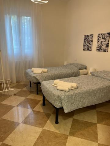 pokój z 2 łóżkami i ręcznikami w obiekcie La casa sui colli bolognesi w mieście Savigno