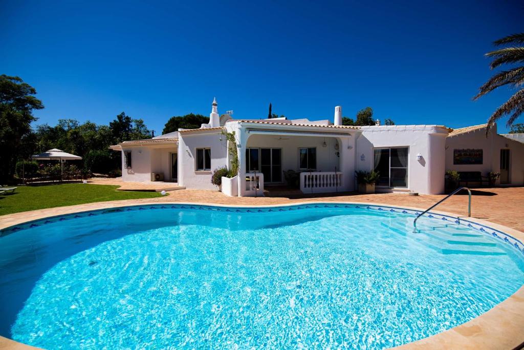 uma piscina em frente a uma casa em VILLA NOEMI em Portimão