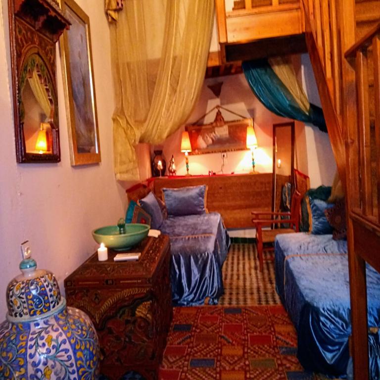 Uma cama ou camas num quarto em Riad Rchacha