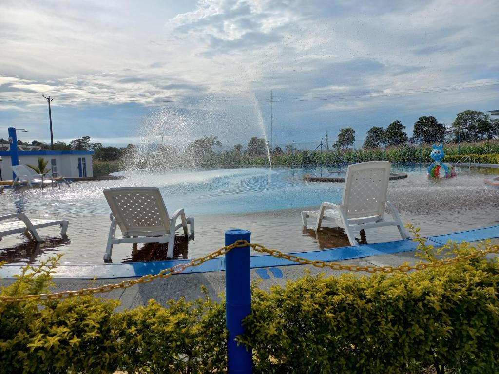 Bazén v ubytování aparta hotel turístico a 2 km parque del café nebo v jeho okolí