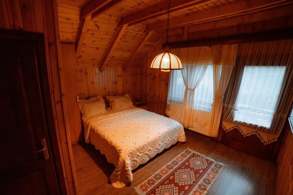 Postel nebo postele na pokoji v ubytování Casa Cheile Dâmbovicioarei - Cabana 2