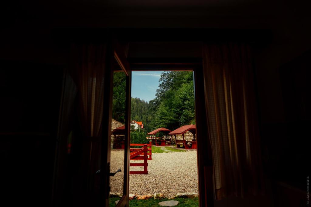 Zahrada ubytování Casa Cheile Dâmbovicioarei - Cabana 2