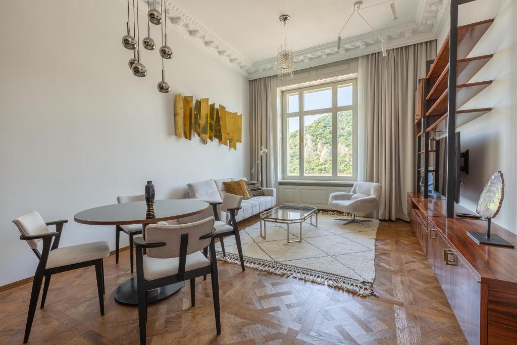 Televízia a/alebo spoločenská miestnosť v ubytovaní Designer Dream Home with Stunning View
