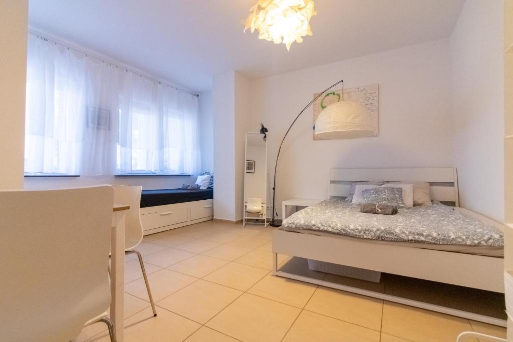 um quarto com uma cama e uma sala de jantar em Urban Nest Apartments Radziwiłłowska 12 na Cracóvia