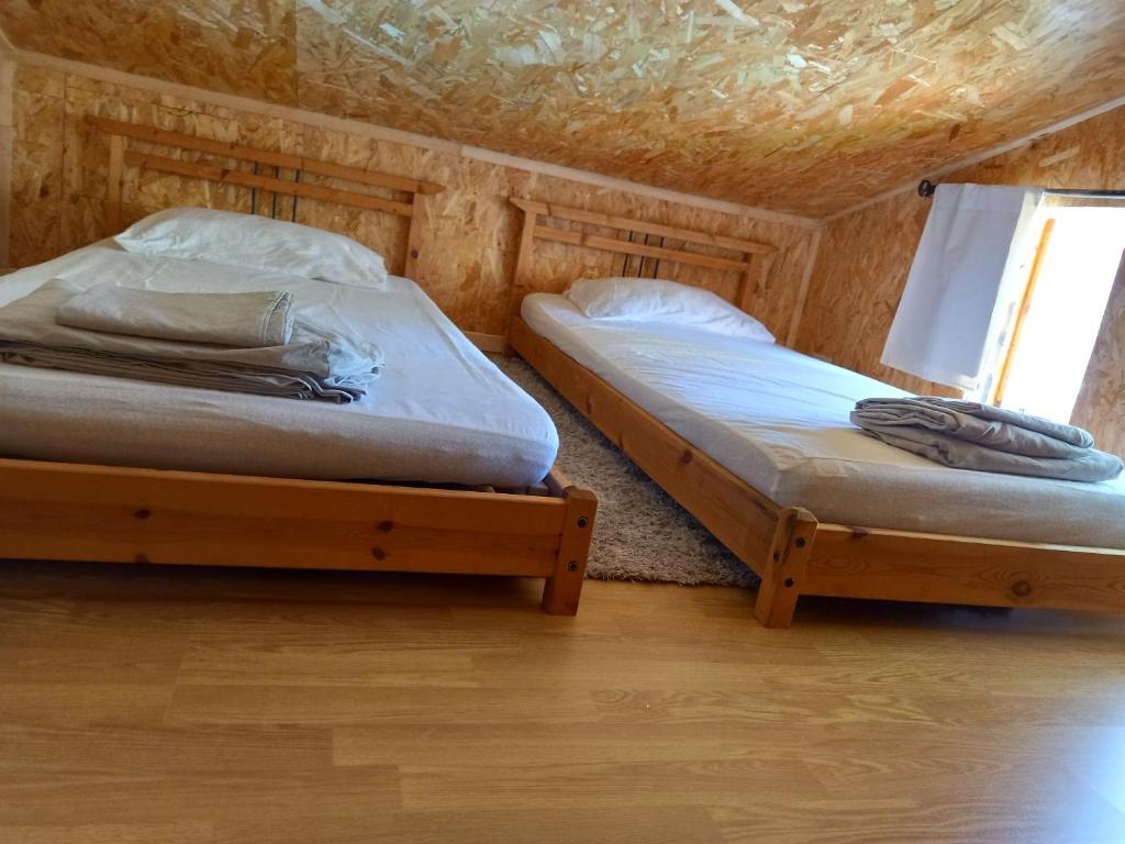 Postel nebo postele na pokoji v ubytování Casa di legnu ,charmant chalet avec piscine