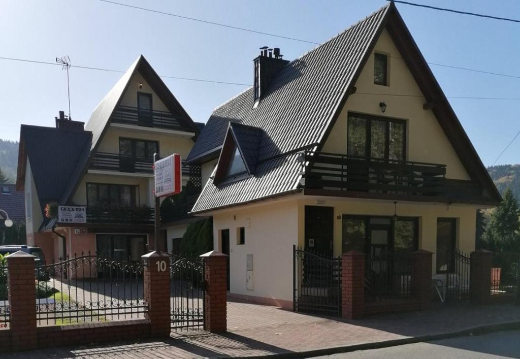 una casa grande con techo negro en Pokoje nad Rabą, en Myślenice