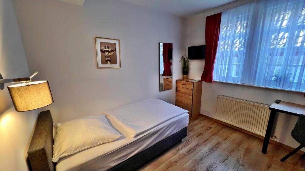 Postel nebo postele na pokoji v ubytování Hotel Zu den Drei Kronen