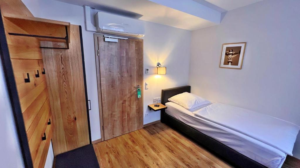 Postel nebo postele na pokoji v ubytování Hotel Zu den Drei Kronen