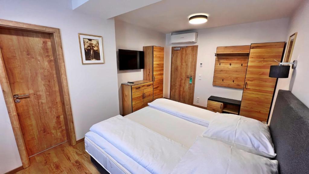 TV a/nebo společenská místnost v ubytování Hotel Zu den Drei Kronen