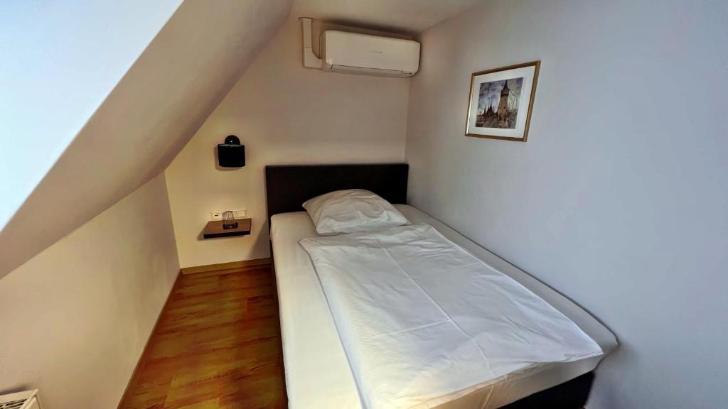 Postel nebo postele na pokoji v ubytování Hotel Zu den Drei Kronen