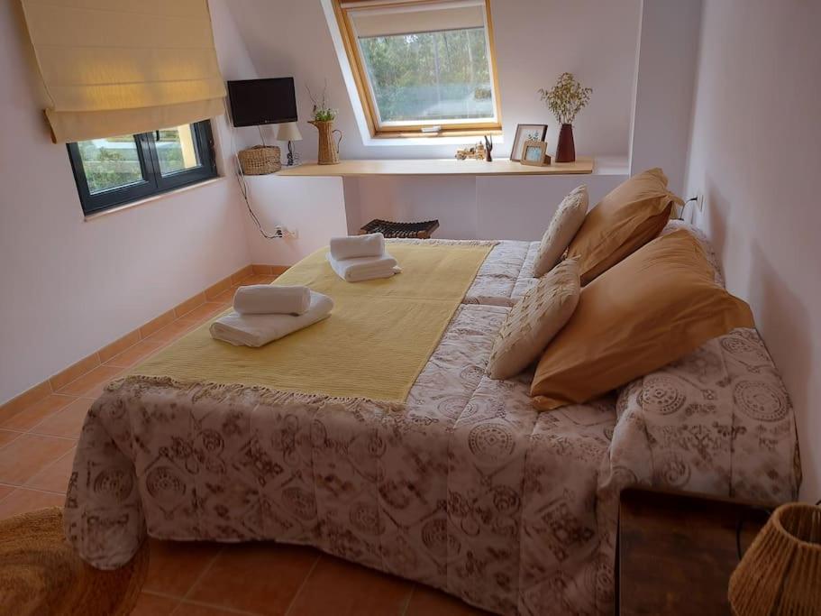 A seating area at APARTAMENTO PLAYA DE ESTORDE - Piscina y playa en el corazon da Costa da Morte