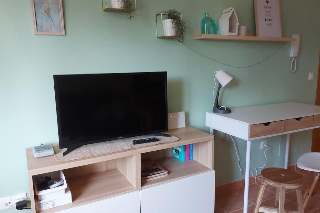 A television and/or entertainment centre at APARTAMENTO PLAYA DE ESTORDE - Piscina y playa en el corazon da Costa da Morte