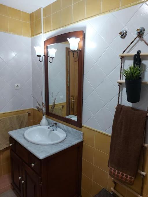 A bathroom at APARTAMENTO PLAYA DE ESTORDE - Piscina y playa en el corazon da Costa da Morte
