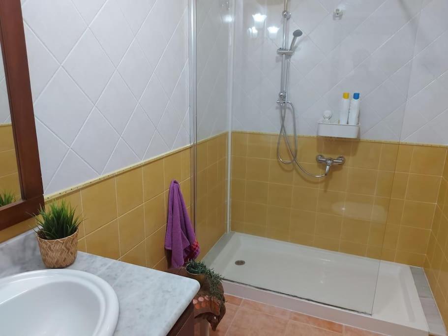 A bathroom at APARTAMENTO PLAYA DE ESTORDE - Piscina y playa en el corazon da Costa da Morte