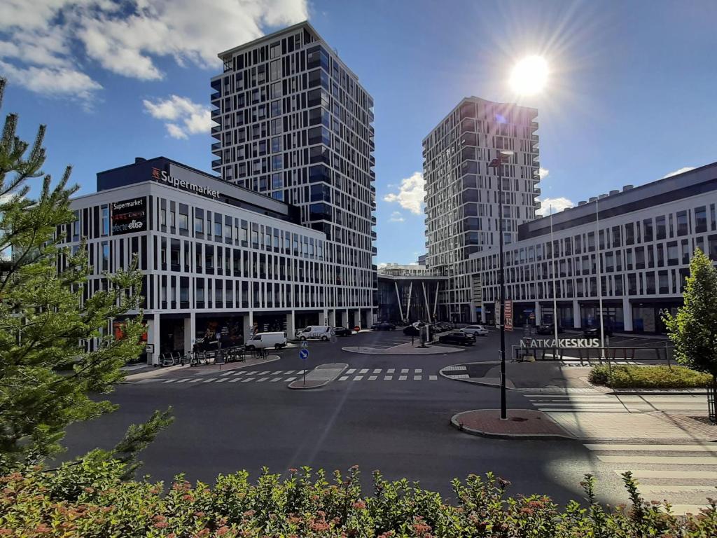 uma rua com dois edifícios altos numa cidade em City Apartment with lake view and free parking em Kuopio