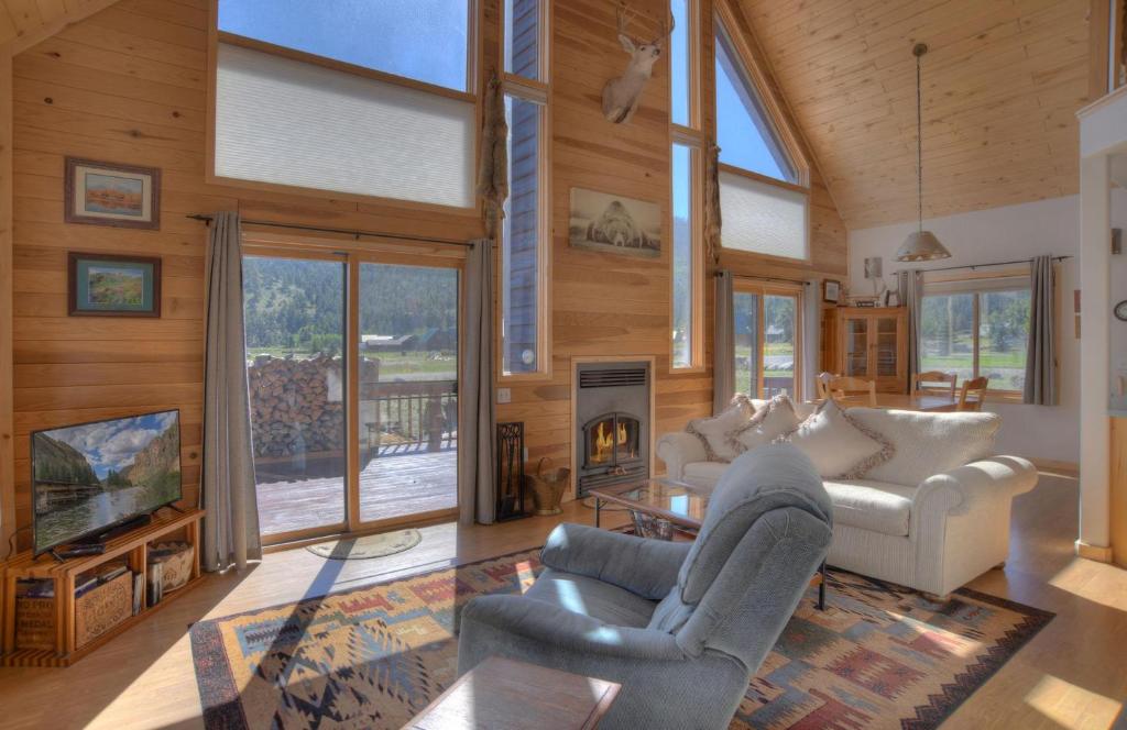 サウス・フォークにあるBeaver Creek Cabinのリビングルーム(ソファ、テレビ、暖炉付)