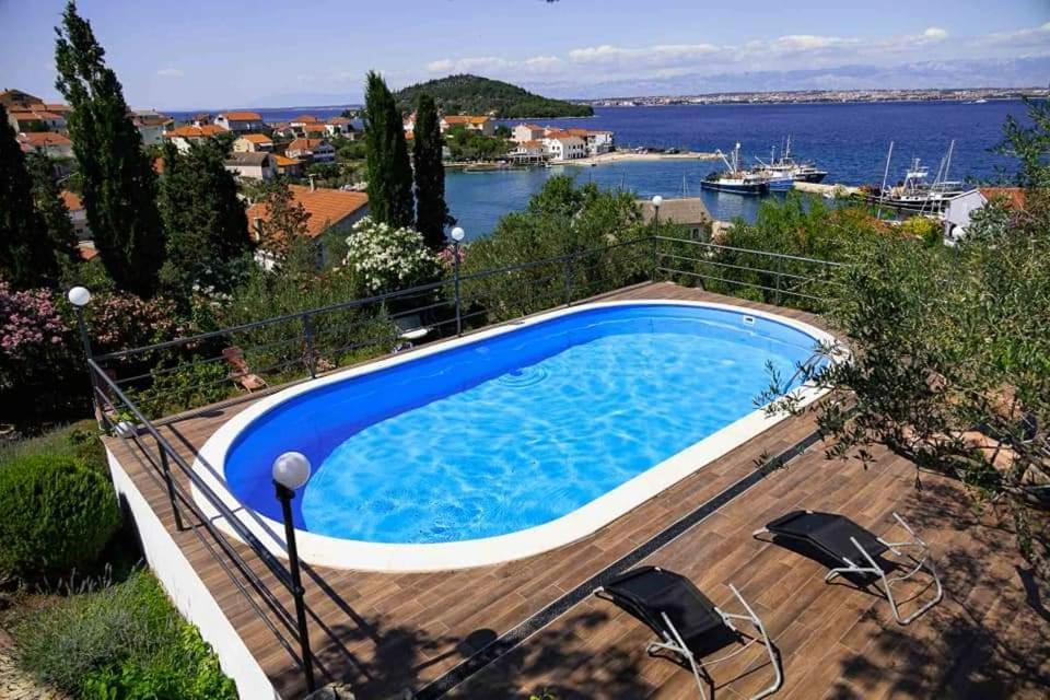 Pogled na bazen u objektu Booking Franov Residence on island Ugljan with the pool, BBQ and beautiful sea-view! ili u blizini