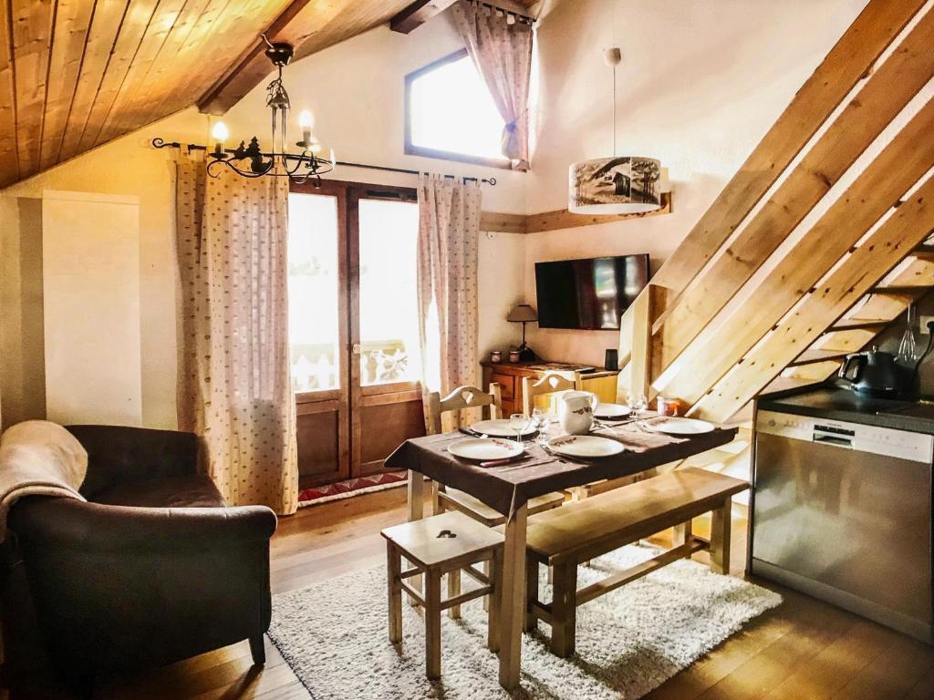 a living room with a table and a kitchen at Appartement Valloire, 1 pièce, 4 personnes - FR-1-263-485 in Valloire