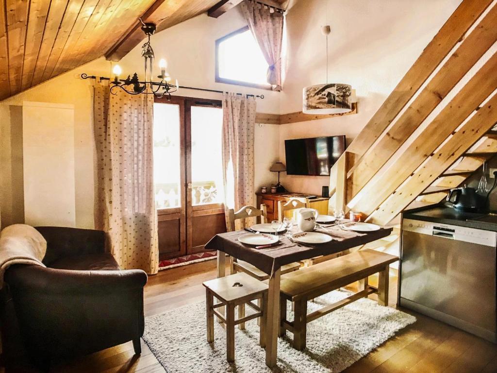 un salon avec une table et une cuisine dans l'établissement Charmant studio cabine + mezzanine pour 4 pers. à Valloire, proche remontées mécaniques et commerces - FR-1-263-485, à Valloire