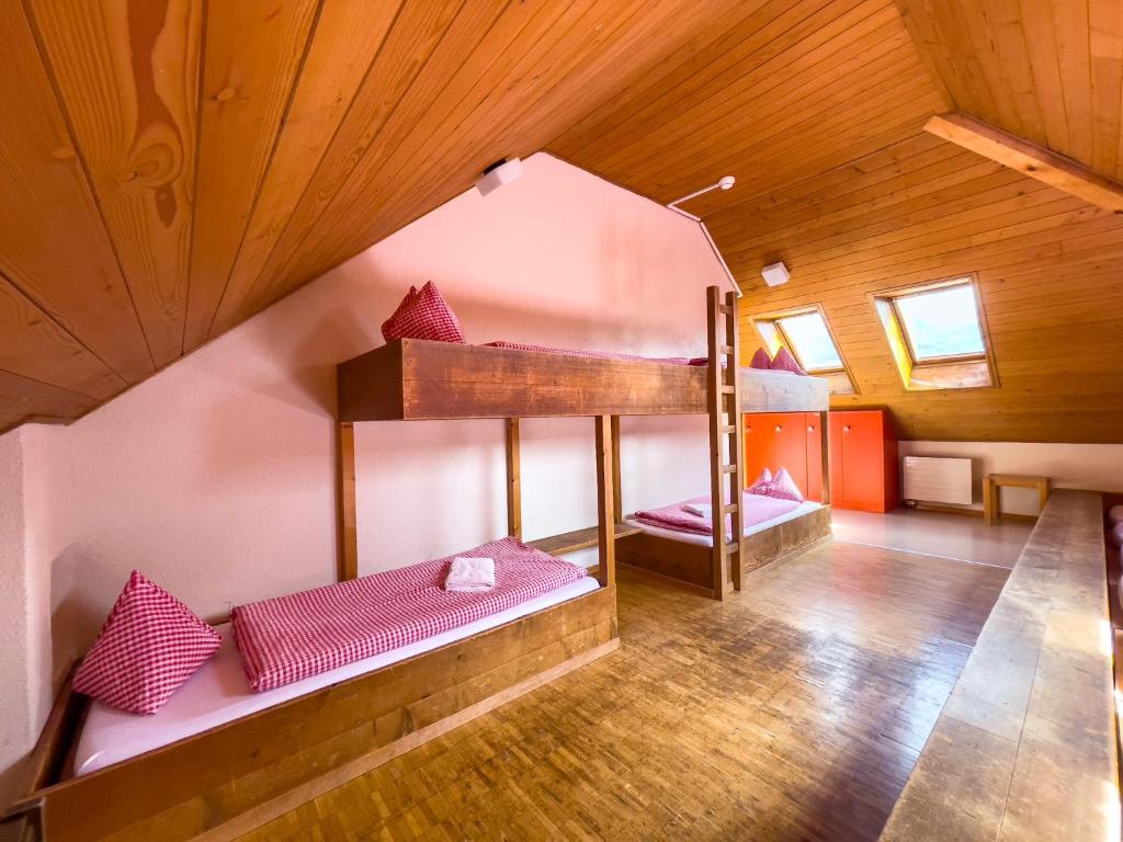 Postel nebo postele na pokoji v ubytování Berggasthaus Tannalp