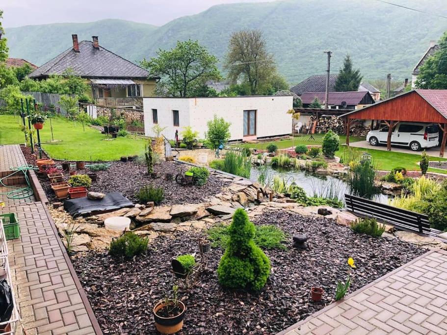 um jardim com um lago no meio de uma casa em ubytovanie u MITIho em Szalóc