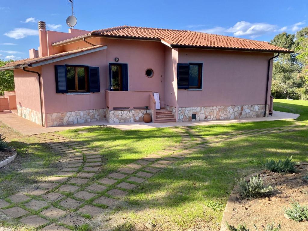 een huis met een groen gazon ervoor bij Sera & Mattino Appartamenti by SolturElba in Capoliveri