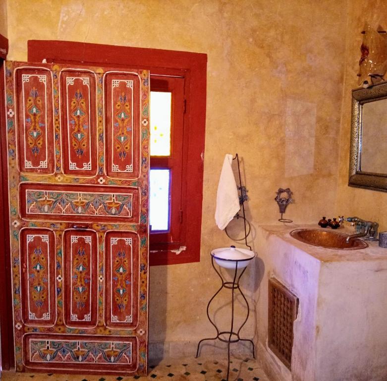 um banheiro com pia e janela em Riad Rchacha em Fez