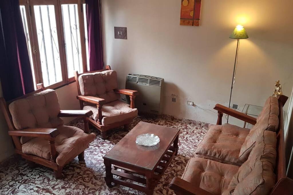 a living room with two chairs and a coffee table at Casa de cuatro dormitorios, ideal dos familias in San Fernando del Valle de Catamarca