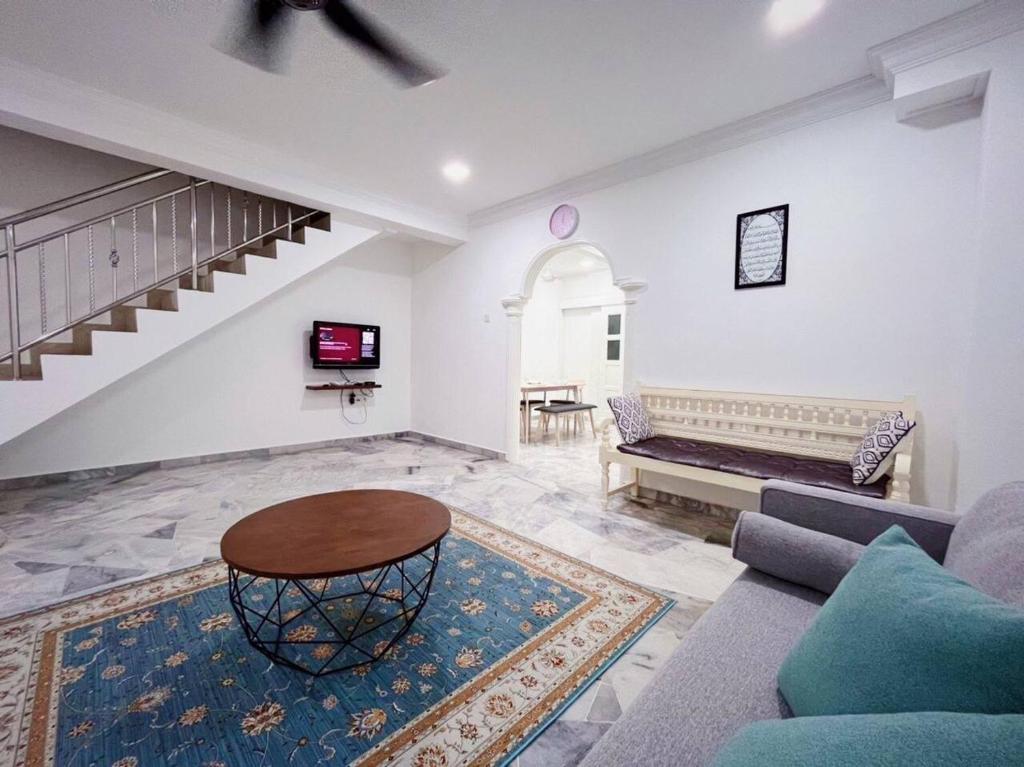 安邦的住宿－Homestay Ampang Farah，客厅配有沙发和桌子