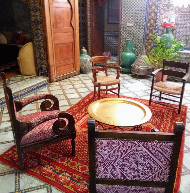 Uma área de estar em Riad Rchacha