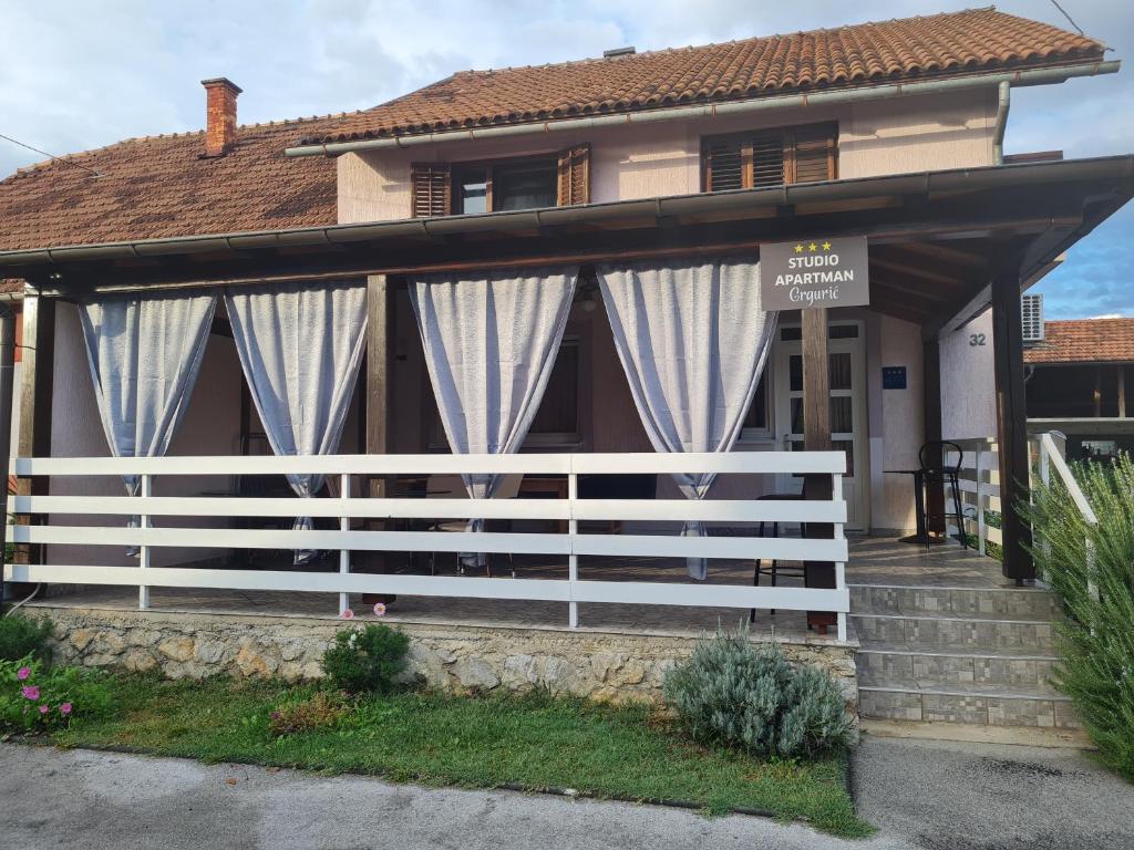 Budova, v ktorej sa apartmán nachádza