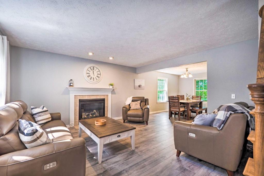 Una sala de estar con un sofá y una chimenea. en 2 Mi to Dtwn! Beulah Family Home with Fireplace, en Beulah