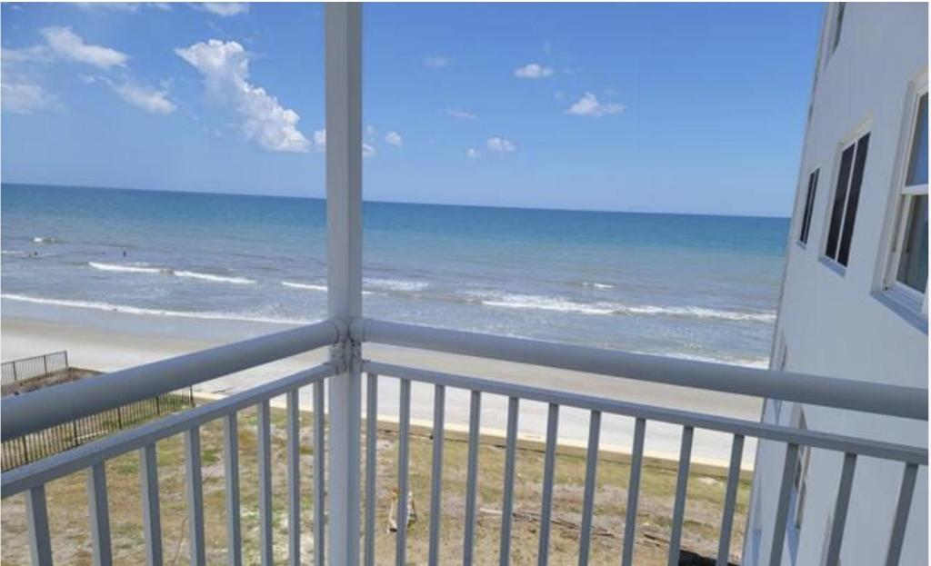 - Balcón con vistas a la playa en Space Coast Retreat en Satellite Beach